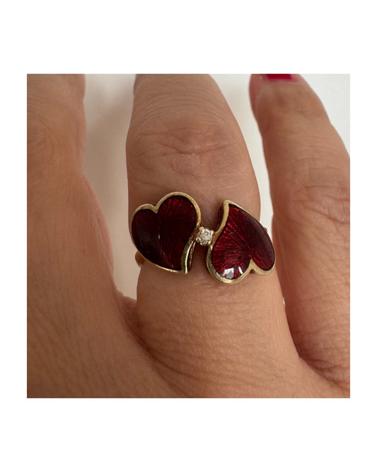 טבעת זהב צהוב 14 קראט “שני לבבות מחוברים״ מצופים אמייל אדום ויהלום משובץ במרכז