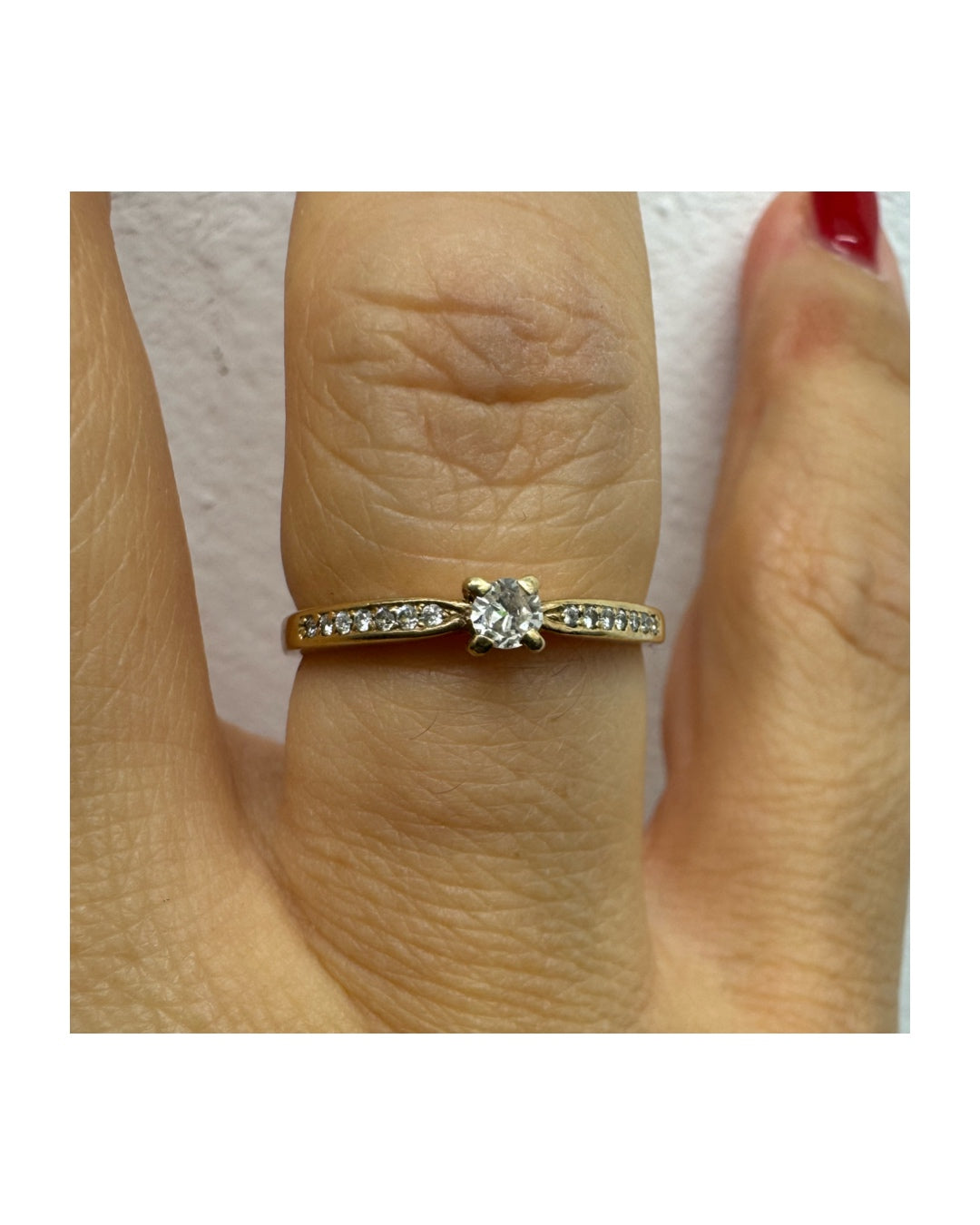 טבעת זהב צהוב 14 קראט משובצת יהלום במרכז וסביבו יהלומים