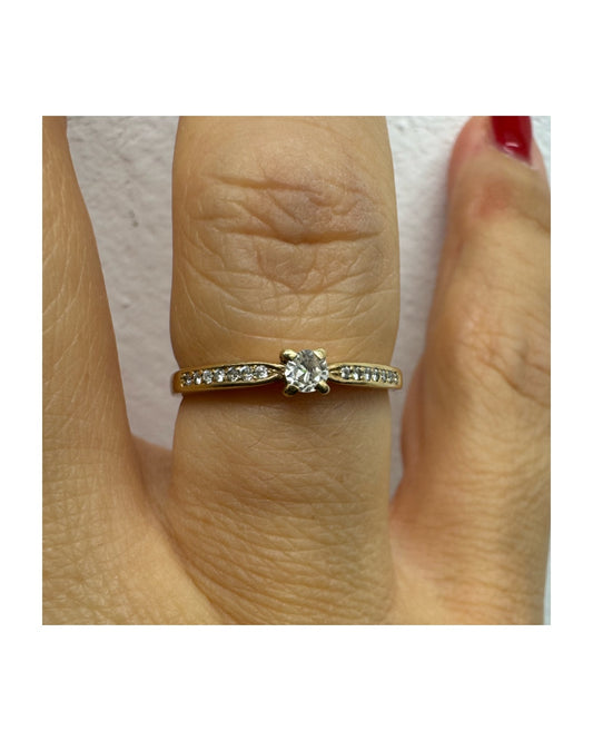 טבעת זהב צהוב 14 קראט משובצת יהלום במרכז וסביבו יהלומים