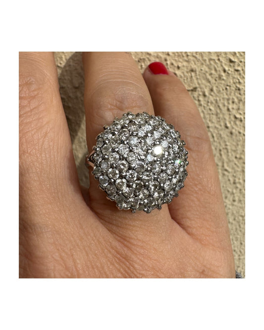 טבעת זהב לבן 18 קראט משובצת יהלומים באפקט פאבה שבו האבנים משובצות בצורה צפופה ומכסות את כל השטח