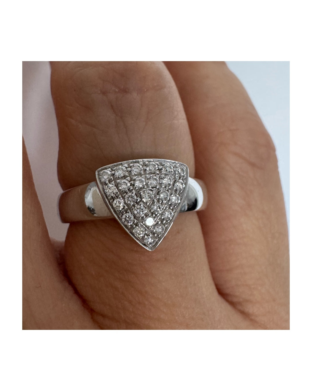 טבעת זהב לבן 18 קראט משובצת יהלומים בצורת משולש מודגש המשובץ כולו ביהלומים נוצצים בחיתוך עגול
