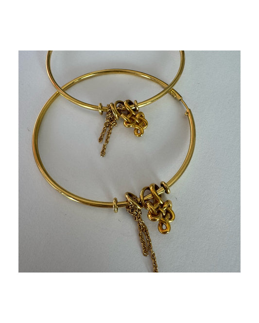 עגילי חישוק זהב 18 קראט של המותג H.Stern, עם תליוני זהב דקים ועדינים 