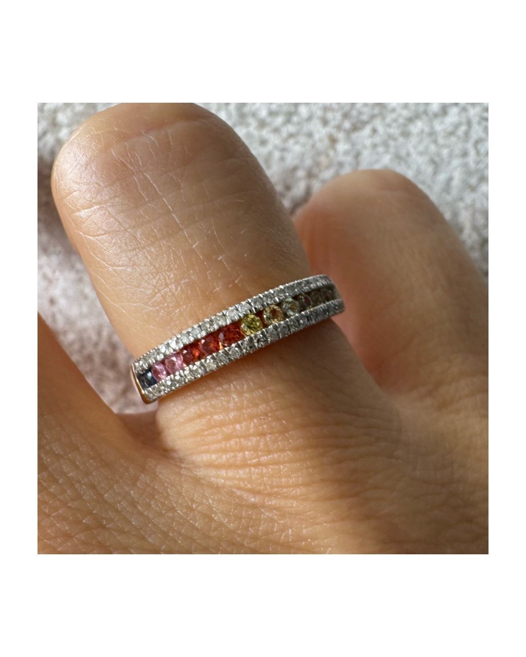 טבעת זהב צהוב 14 קראט משובצת בשורת אבני ספיר צבעוניות ומוקפת יהלומים נוצצים
