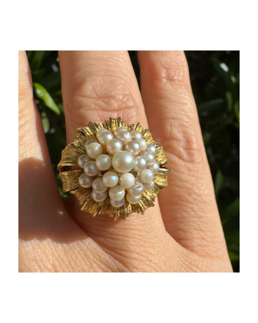 טבעת זהב צהוב 18 קראט, משובצת אשכול פנינים עדינות בעבודת יד מרשימה.