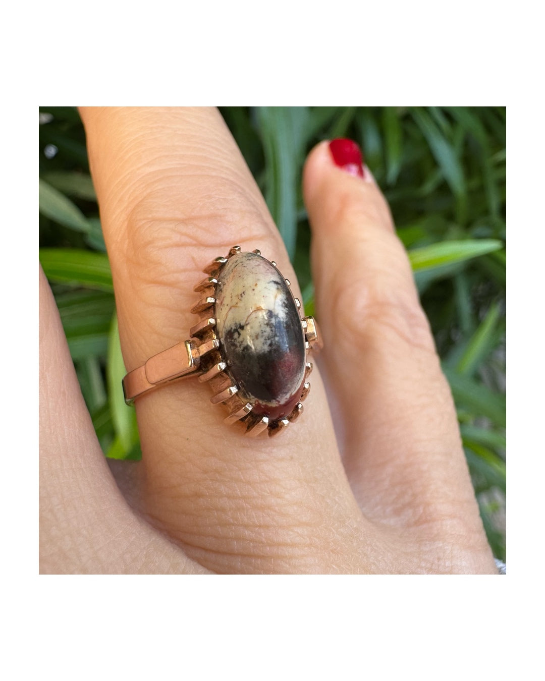 טבעת זהב 14 קראט משובצת אבן ג’ספר ייחודית בגווני קרם, שחור ואדום. 