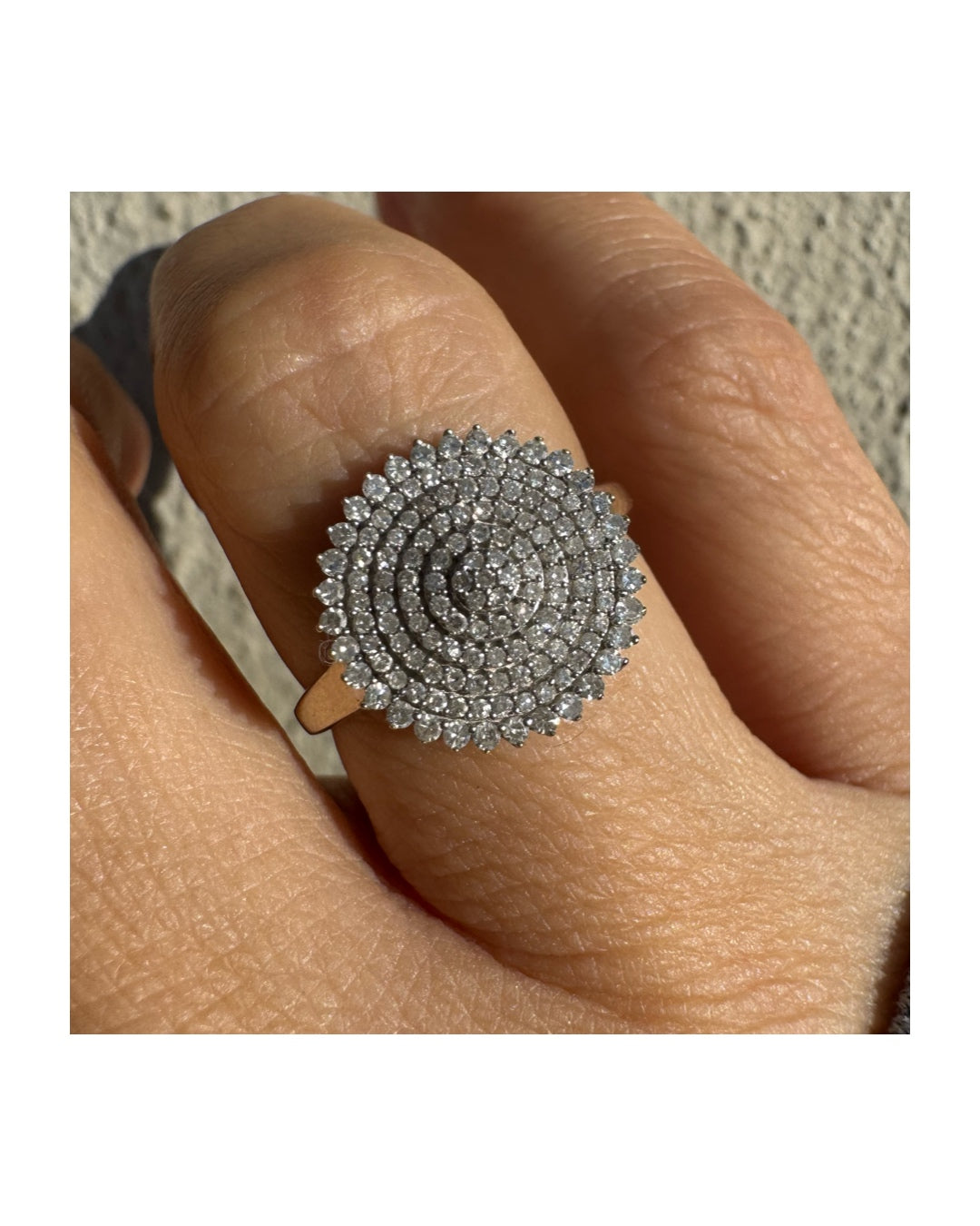 טבעת זהב לבן 14 קראט משובצת בעשרות יהלומים בשיבוץ פאווה צפוף, היוצרים אפקט של ניצוץ אינסופי