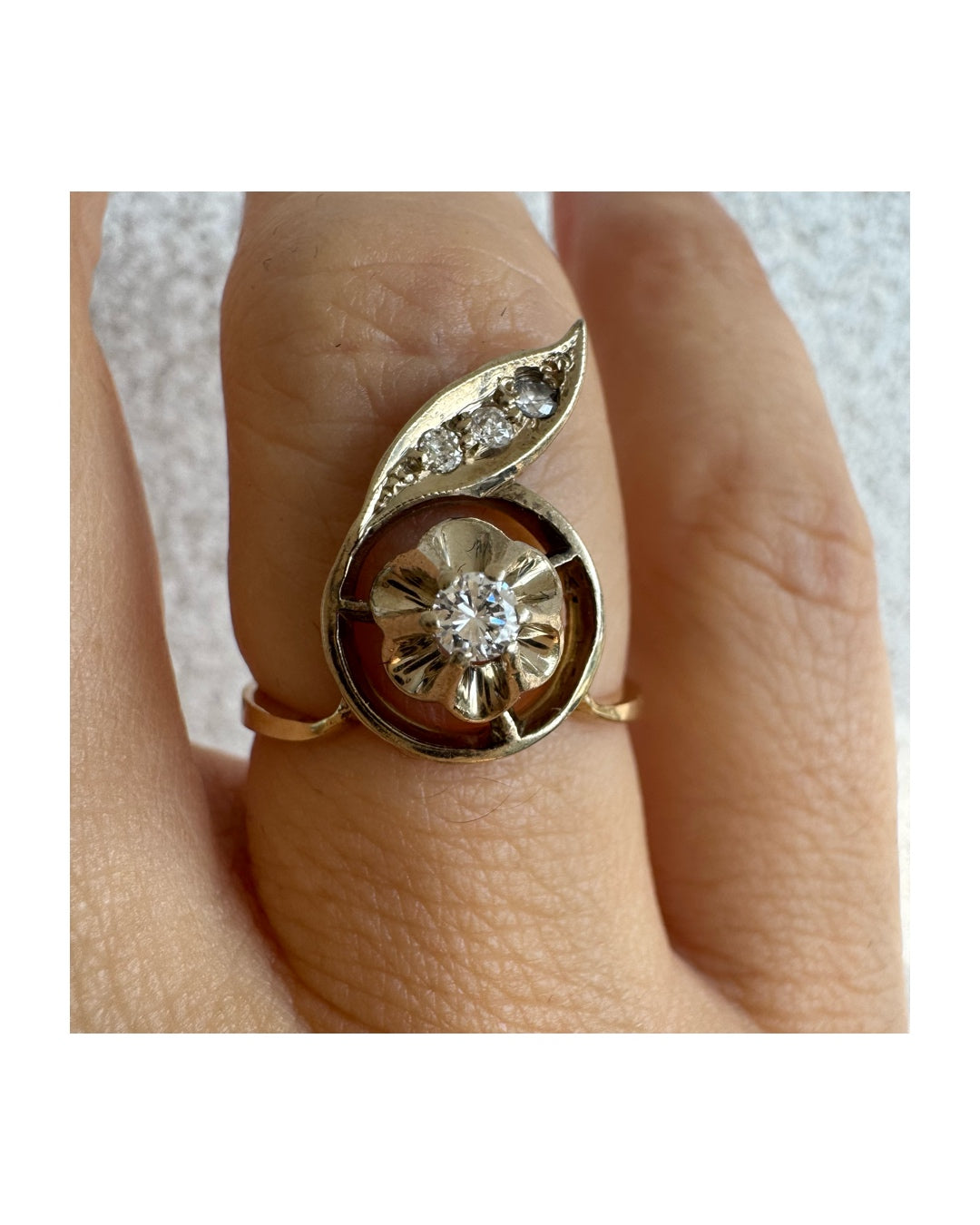 טבעת זהב צהוב 14 קראט בעיצוב פרח עדין המשובצת יהלומים נוצצים .