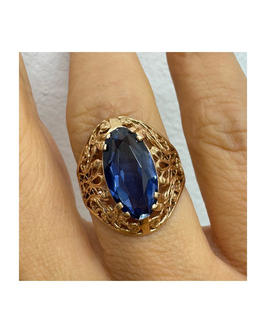 טבעת זהב 14 קראט משובצת אבן טנזנייט גדולה בחיתוך אליפסה, בעיצוב תחרה מרהיב