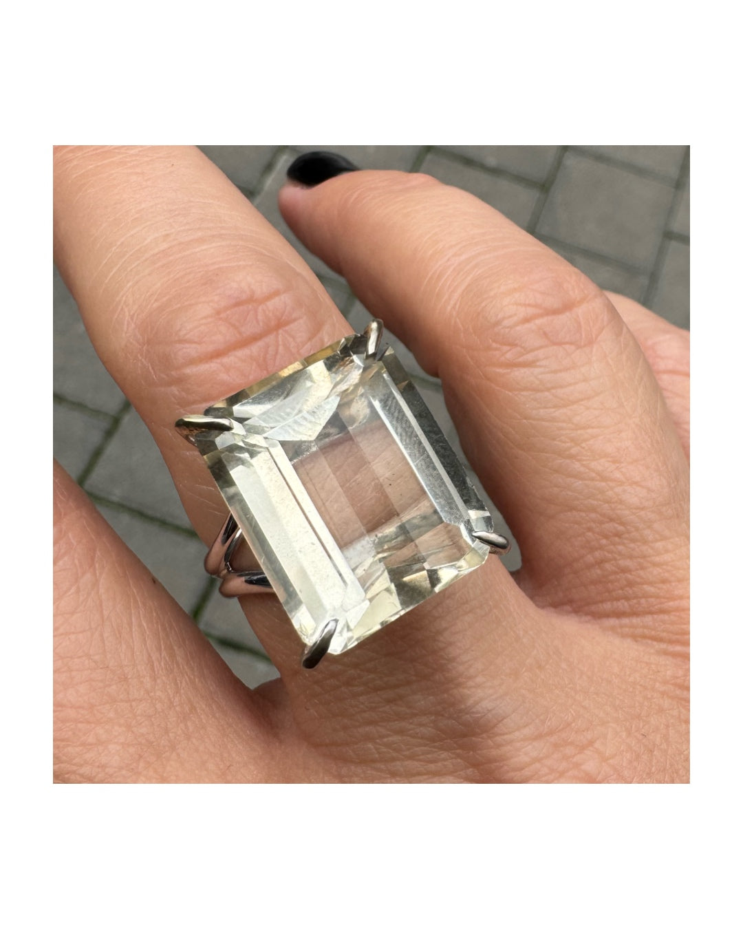 טבעת זהב לבן 18 קראט בעיצוב אלגנטי של H. Stern, משובצת אבן קוורץ גדולה בחיתוך מלבני .