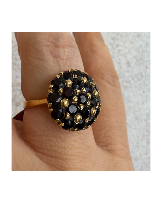 טבעת זהב צהוב 18 קראט משובצת אבני גרנט בצבע אדום-יין