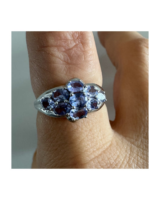 טבעת זהב לבן 14 קראט משובצת אבני אמטיסט בצבע סגול בהיר