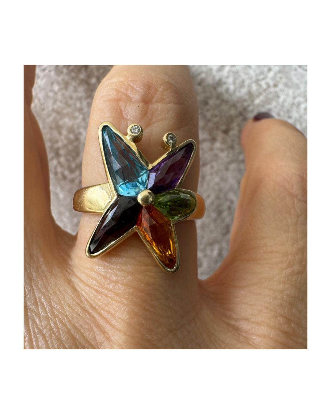 טבעת זהב צהוב 14 קראט, בעיצוב פרפר צבעוני וקסום, משובצת אבני חן במגוון גוונים – טורמלין, סיטרין, פרידוט, אמטיסט ויהלומים