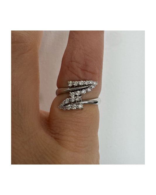 טבעת זהב לבן 14 קראט בעיצוב פתוח, עם שתי שורות מעוגלות של יהלומים נוצצים, המצטלבות זו בזו בצורה אלגנטית