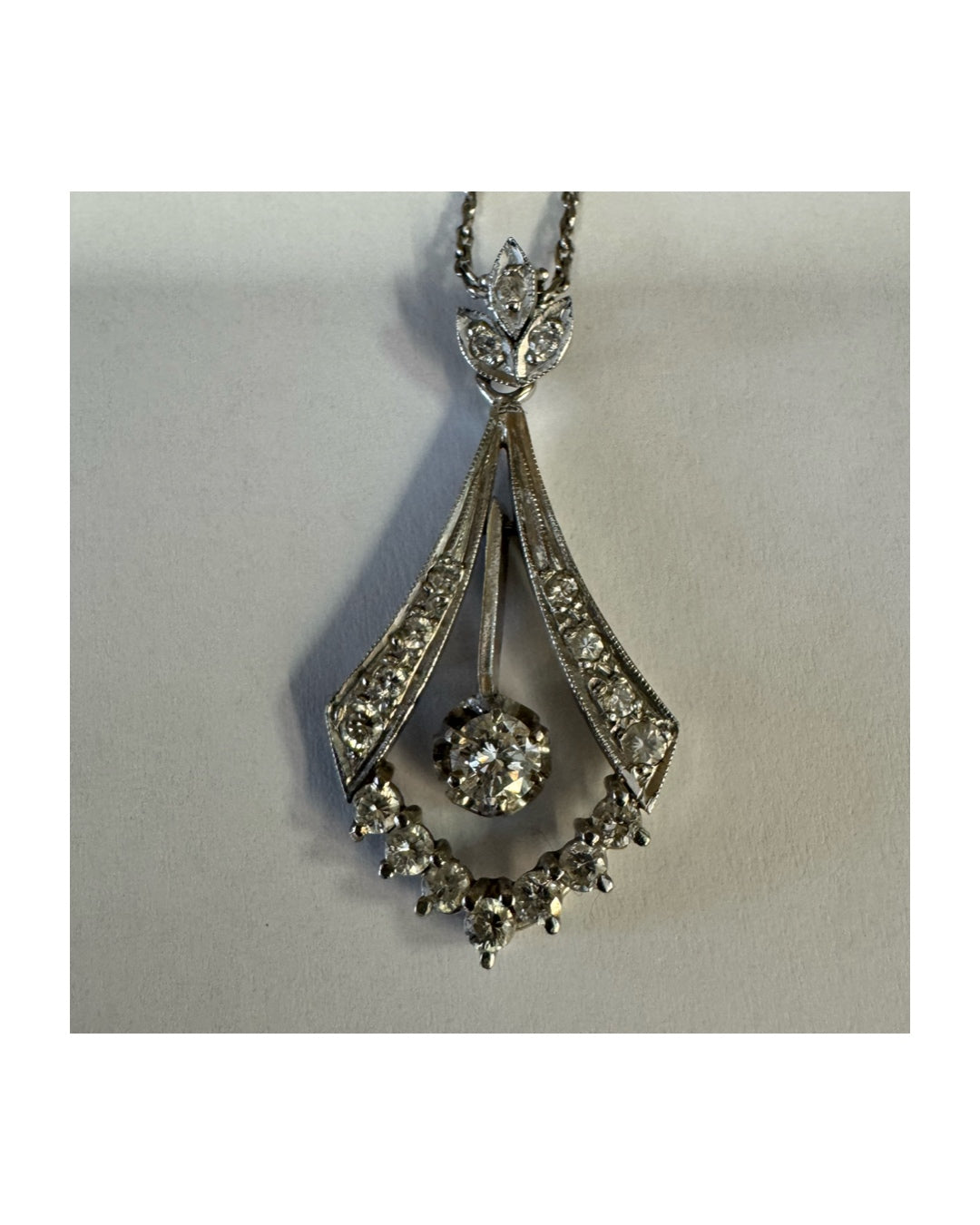 תליון זהב לבן 14 קראט משובץ יהלומים, בעיצוב על-זמני עם נגיעה ארט-דקו עדינה.