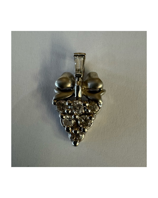 תליון זהב לבן 18 קראט, בעיצוב אשכול ענבים קלאסי ואלגנטי, משובץ יהלומים נוצצים.