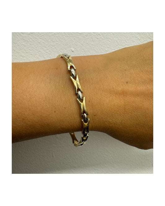 צמיד זהב צהוב וזהב לבן 14 קראט בעיצוב גאומטרי מיוחד, עם חיבורים בצורת X מזהב צהוב ושיבוצים מבריקים בזהב לבן