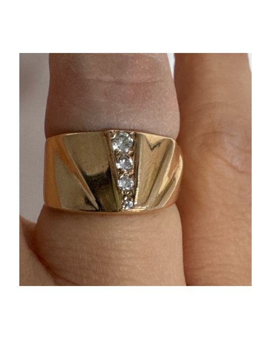 טבעת זהב צהוב 14 קראט יוניסקס מרשימה בעיצוב מניפה גאומטרי.